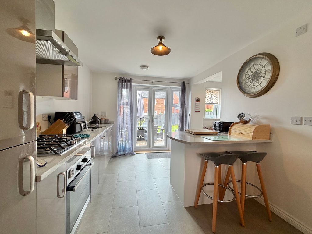 Property photo 3 of 21 Dining Kitchen