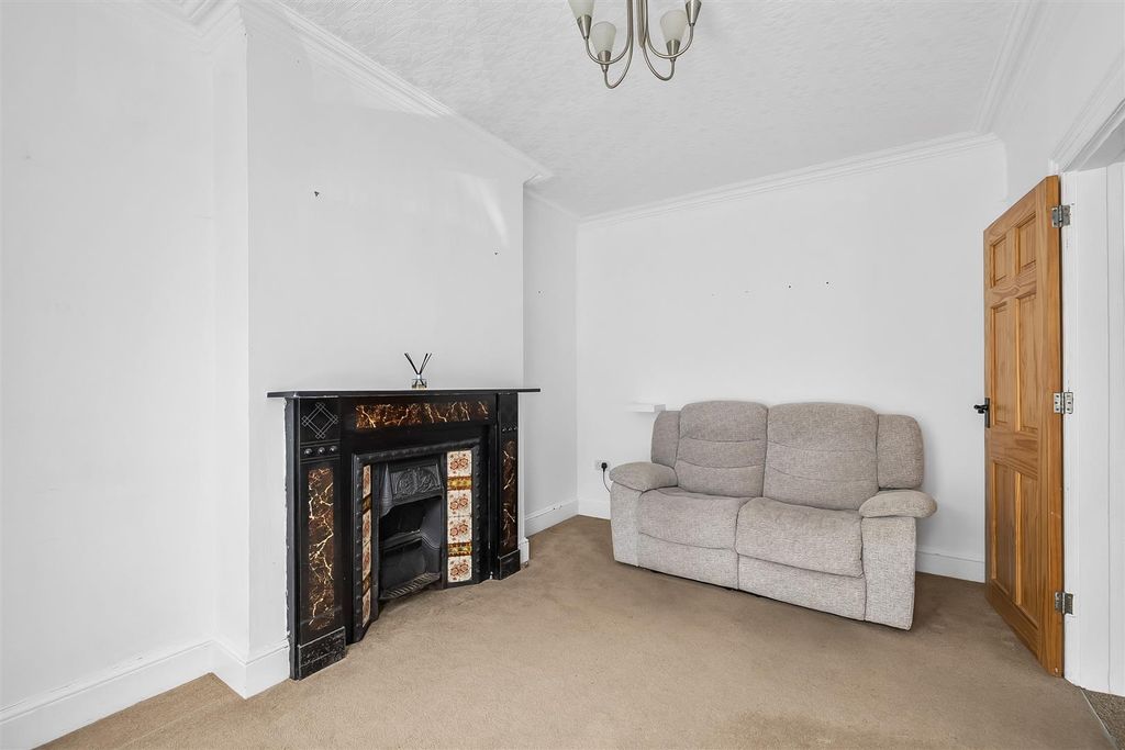 Property photo 2 of 14 Lounge
