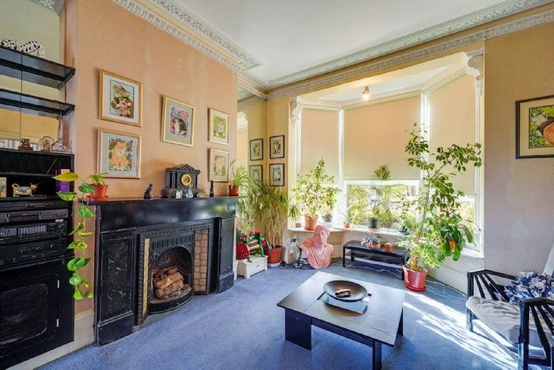 Property photo 3 of 14 Through Reception