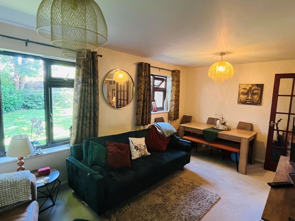 Property photo 2 of 12 Lounge 3