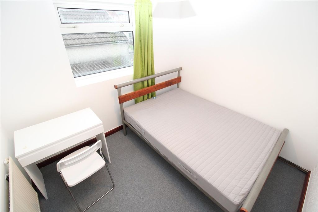 Property photo 3 of 5 Bright Bedroom With Double Bed And Study Desk...