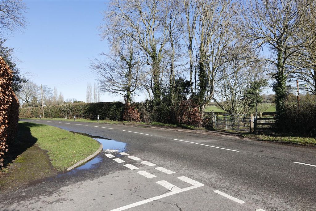 Property photo 3 of 10 Nettleden Road, Little Gaddesden, Hp4 1Pp Nb  17.J