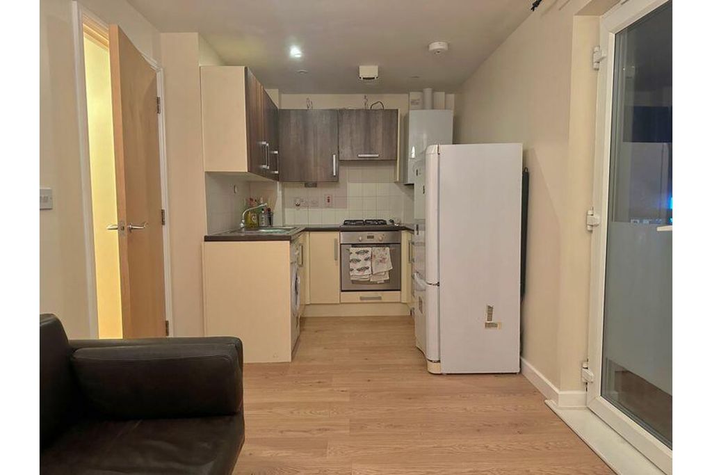 Property photo 3 of 8 Kitchen