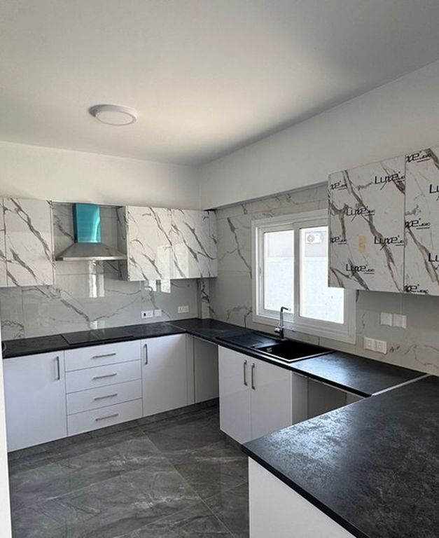 Property photo 3 of 18 Kitchen