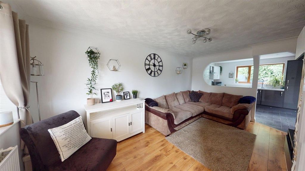 Property photo 3 of 17 Lounge