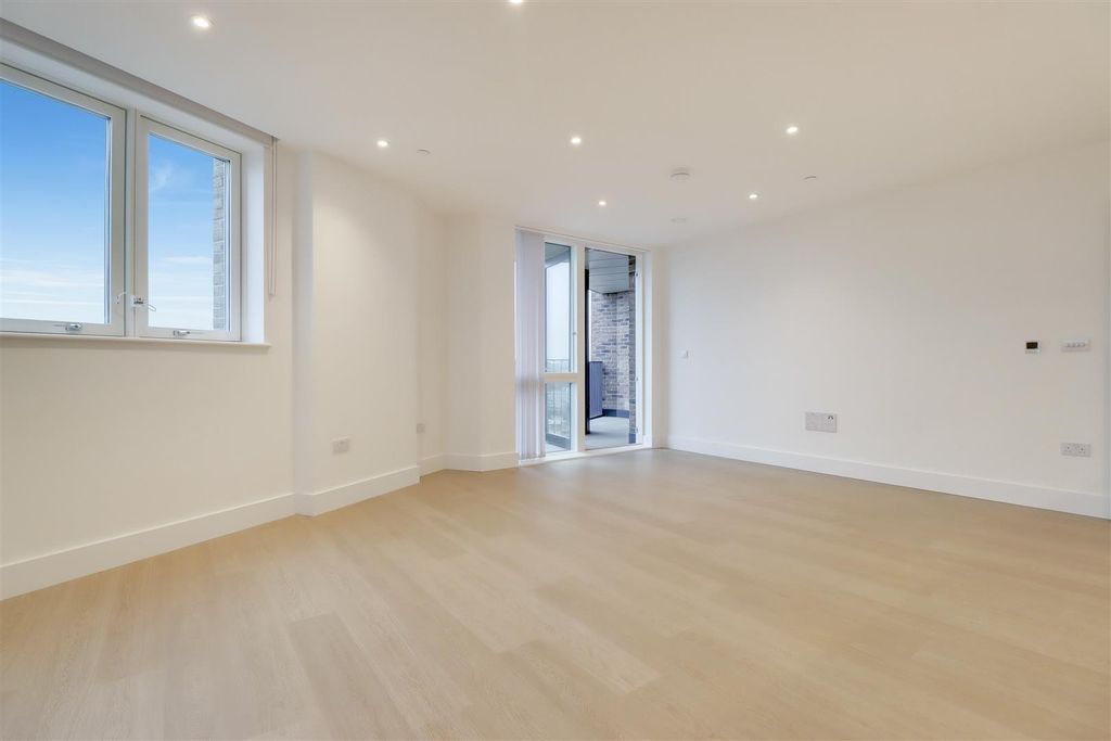 Property photo 3 of 17 81-Lounge.Jpg