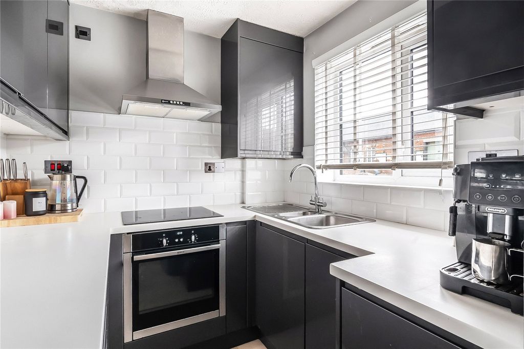 Property photo 2 of 11 Kitchen