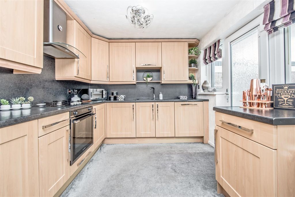 Property photo 3 of 27 Fitted Dining Kitchen: