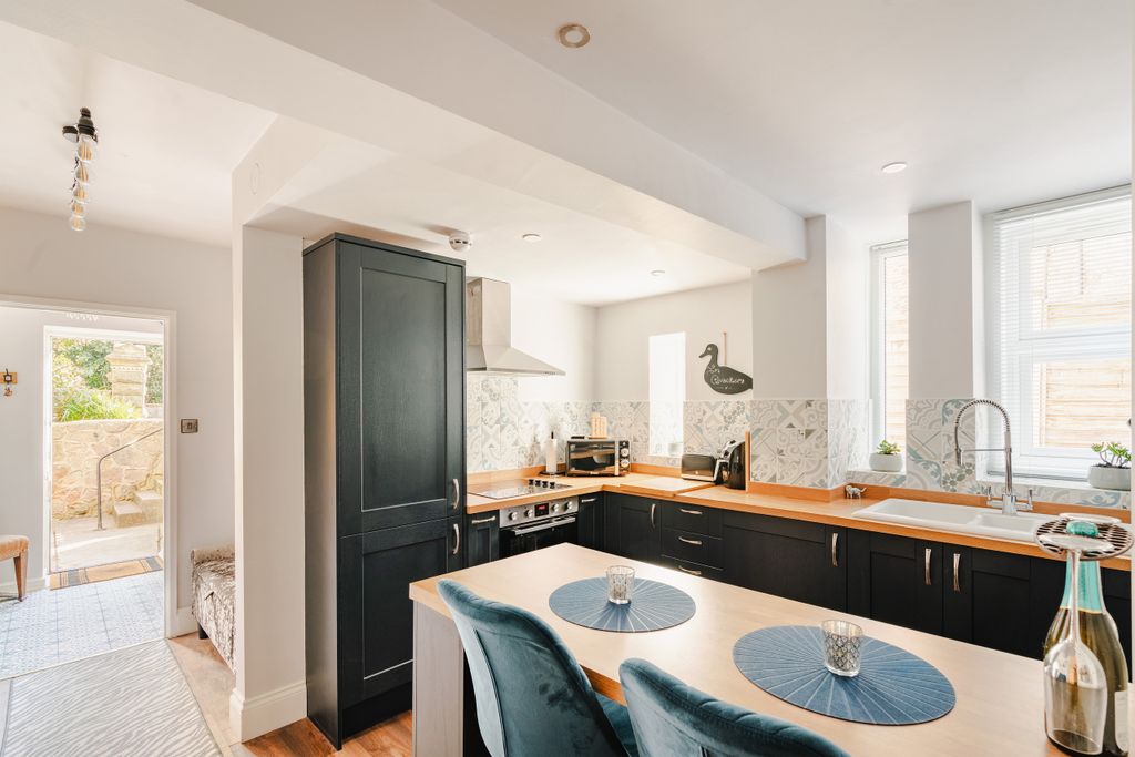 Property photo 2 of 20 9