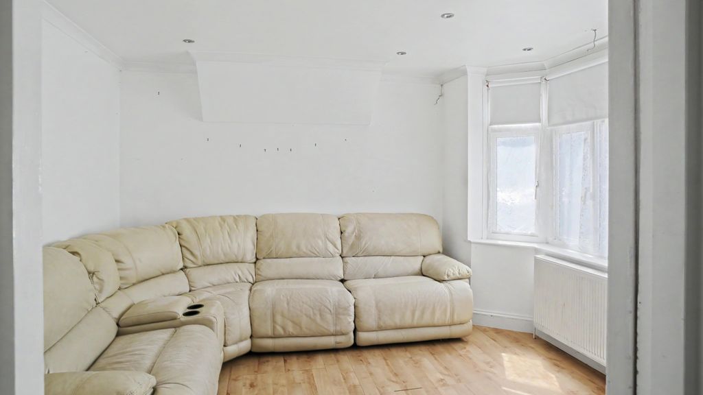 Property photo 2 of 13 36 Wordsworth Avenue, Greenford, Ub6 9Ab