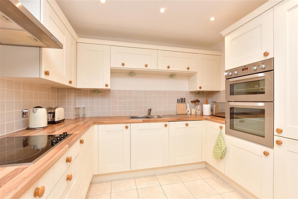 Property photo 3 of 11 Kitchen