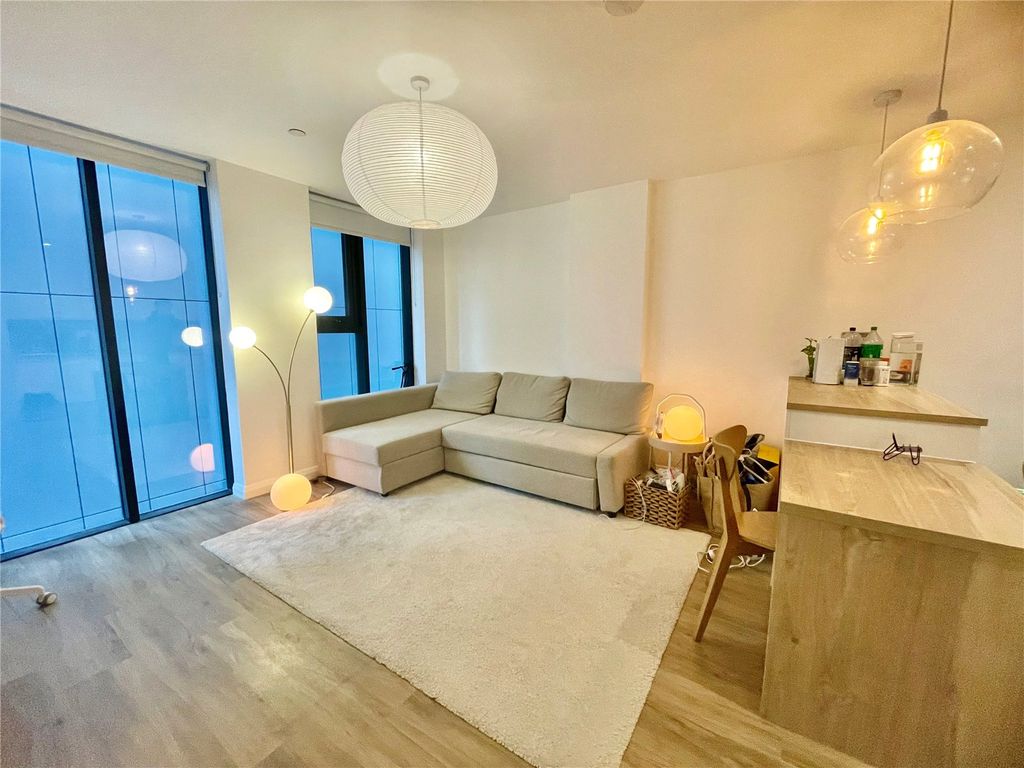 Property photo 3 of 13 Lounge