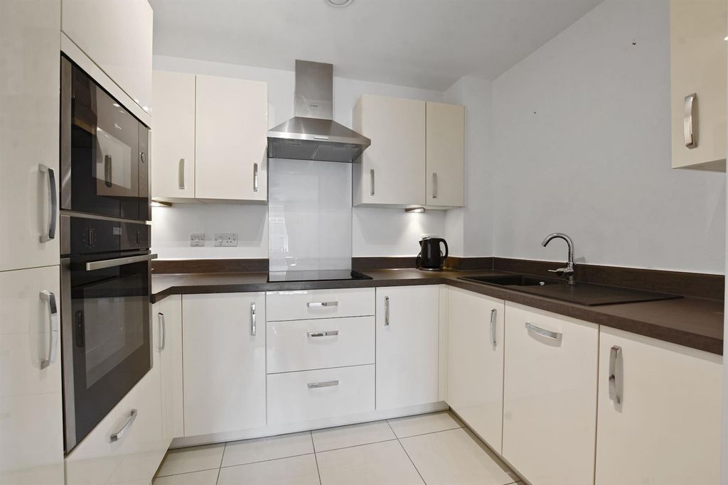 Property photo 2 of 21 07-d140Gcmcs - 11 Chiltern Place - Kitchen -Origin