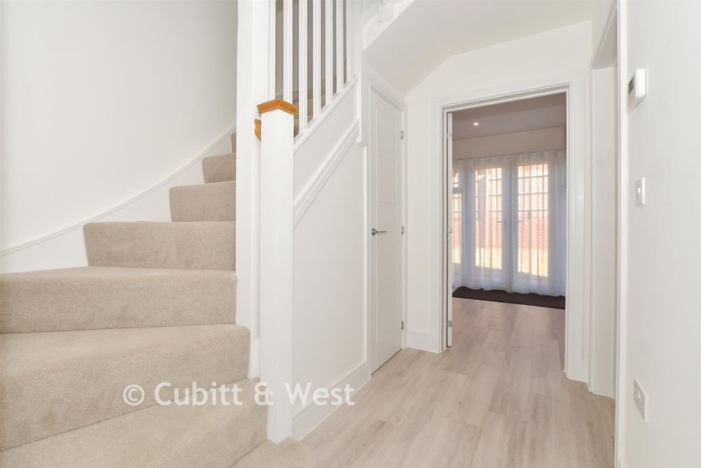 Property photo 3 of 18 Entrance Hall