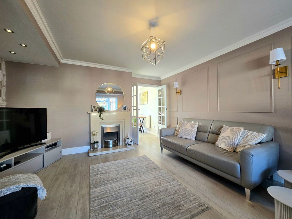 Property photo 3 of 21 Lounge