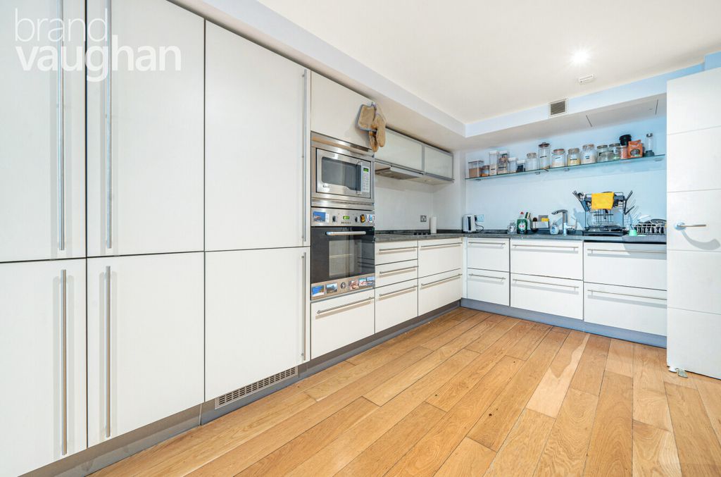 Property photo 3 of 11 Kitchen