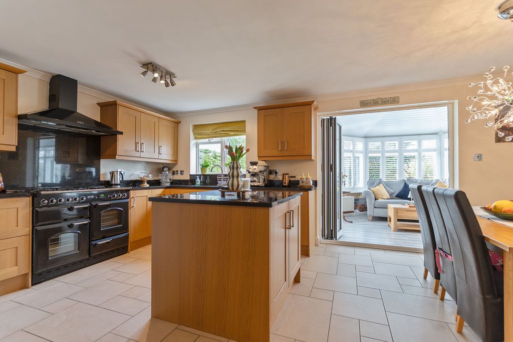 Property photo 2 of 33