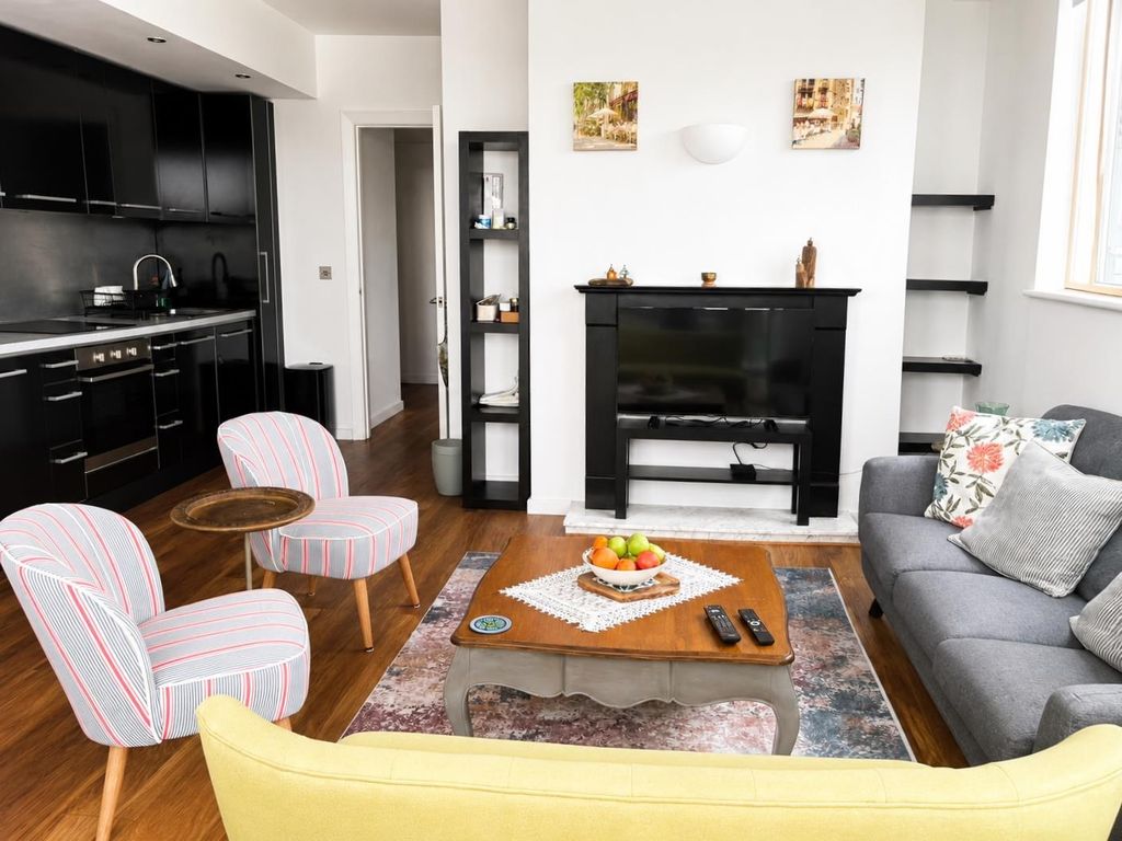Property photo 2 of 11 Bright Open-Plan Living With Modern Decor....
