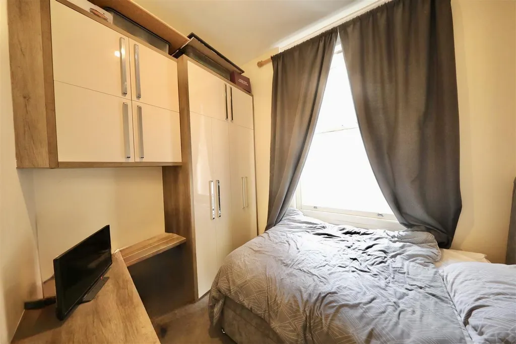 Apartment in Hull, Garrison Side, Old Town - View 3