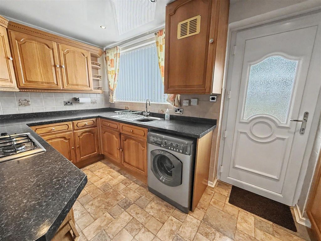 Property photo 3 of 9 Kitchen