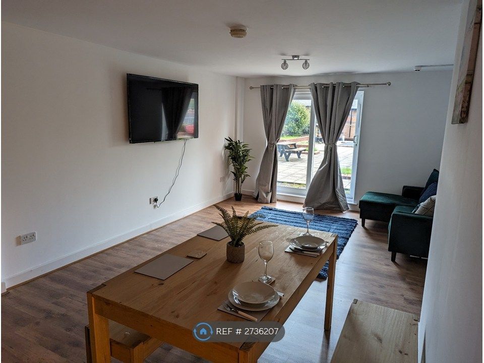 Property photo 3 of 13 Lounge 2