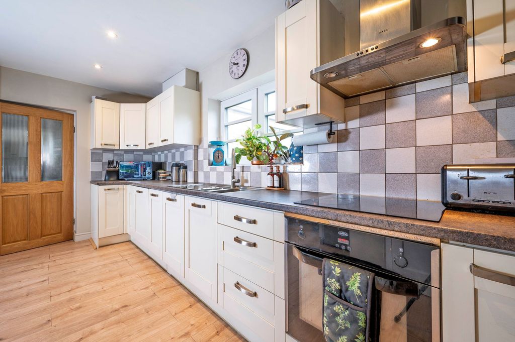 Property photo 3 of 19 Kitchen / Breakfast Room