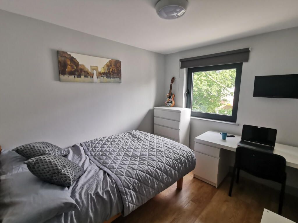 Property photo 3 of 9 Bright Modern Bedroom With Ample Study Space...