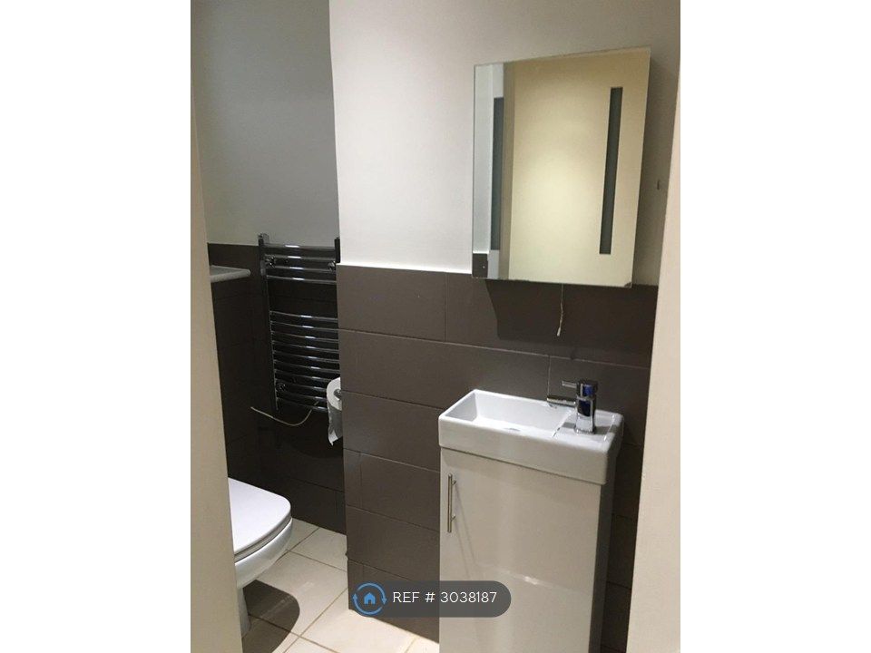 Property photo 2 of 7 En-Suite Bathroom