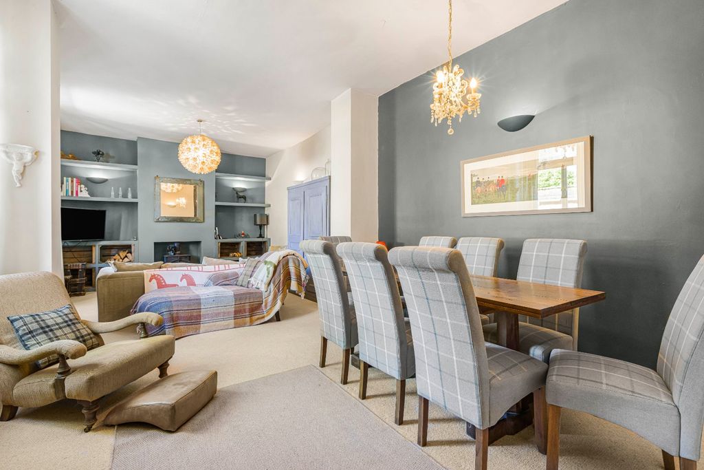 Property photo 2 of 34 Sitting/Dining Room