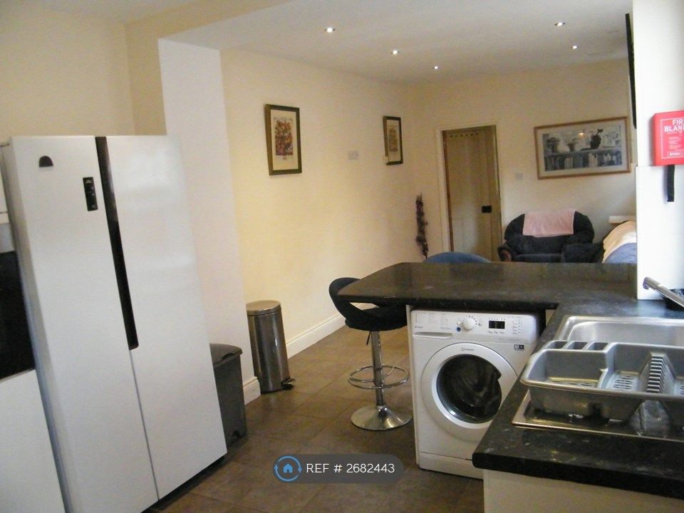 Property photo 3 of 9 Kitchen/Lounge