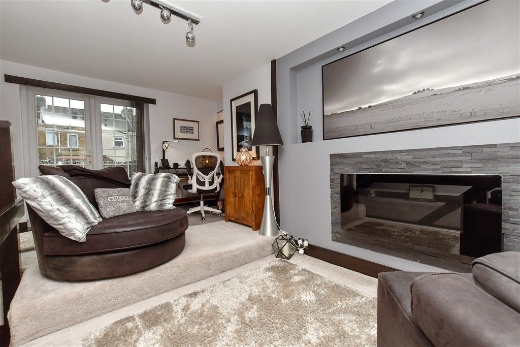 Property photo 3 of 12 Lounge