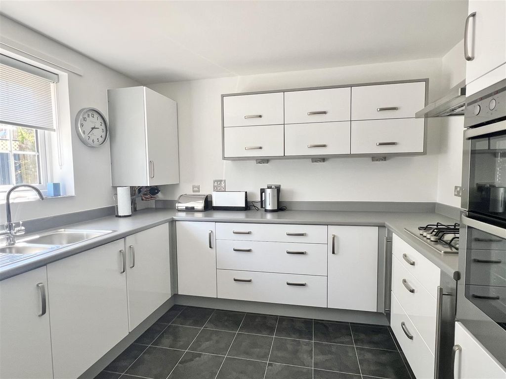 Property photo 2 of 31 Kitchen: