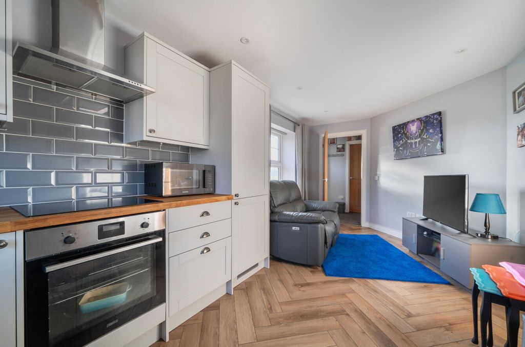 Property photo 3 of 9 1399799-18-696A6A...