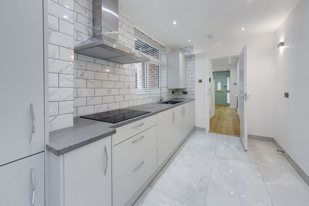 Property photo 2 of 25