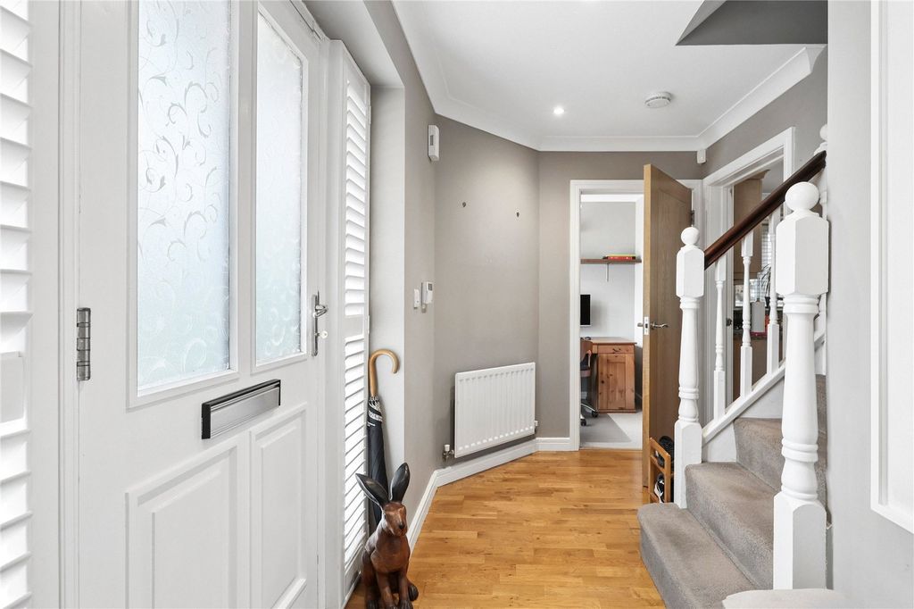 Property photo 2 of 16 Entrance Hall