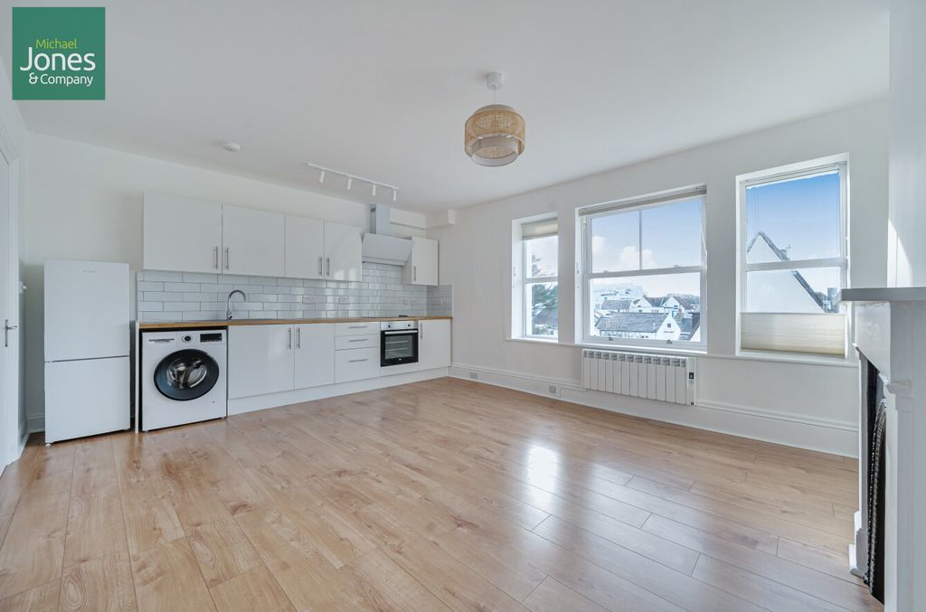 Property photo 3 of 7 Kitchen / Lounge