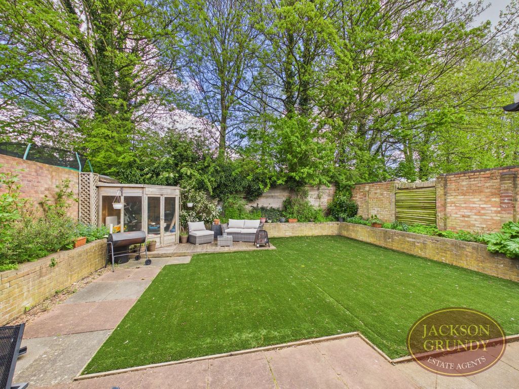 Property photo 2 of 22 Cowgill Close