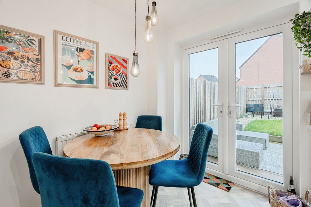 Property photo 3 of 16 Dining Area