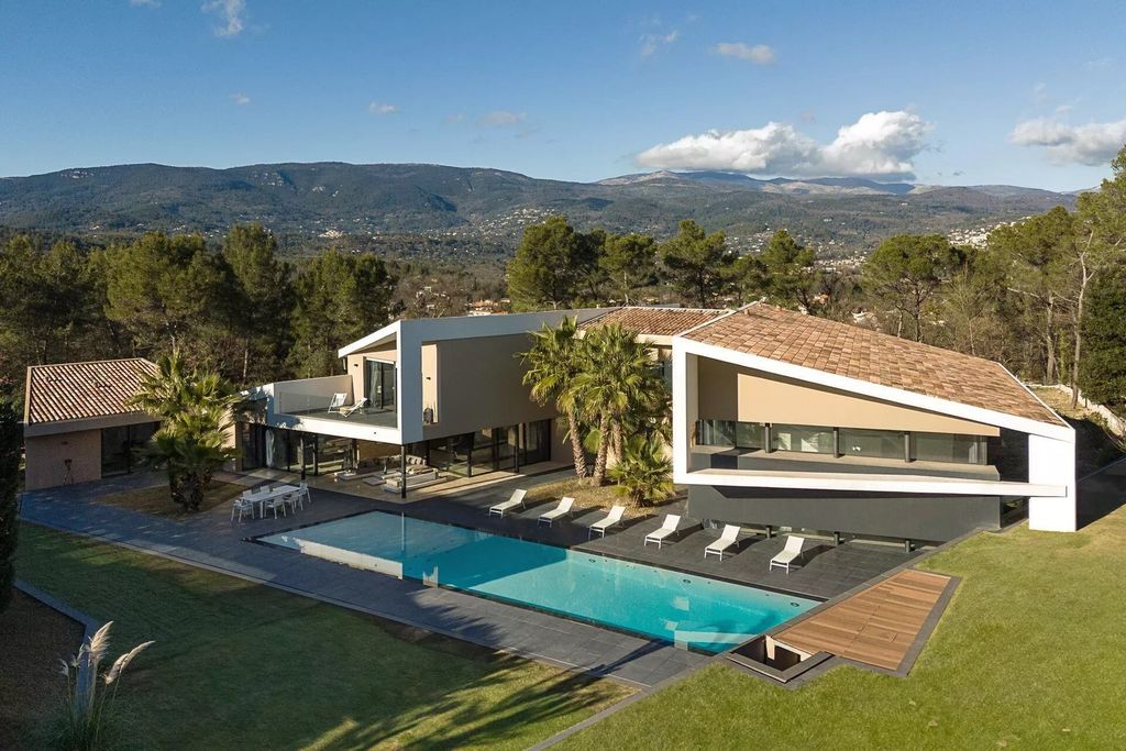 Property photo 1 of 13 Sumptuous Contemporary Villa Of 500 m² Nestled In A Green Setting