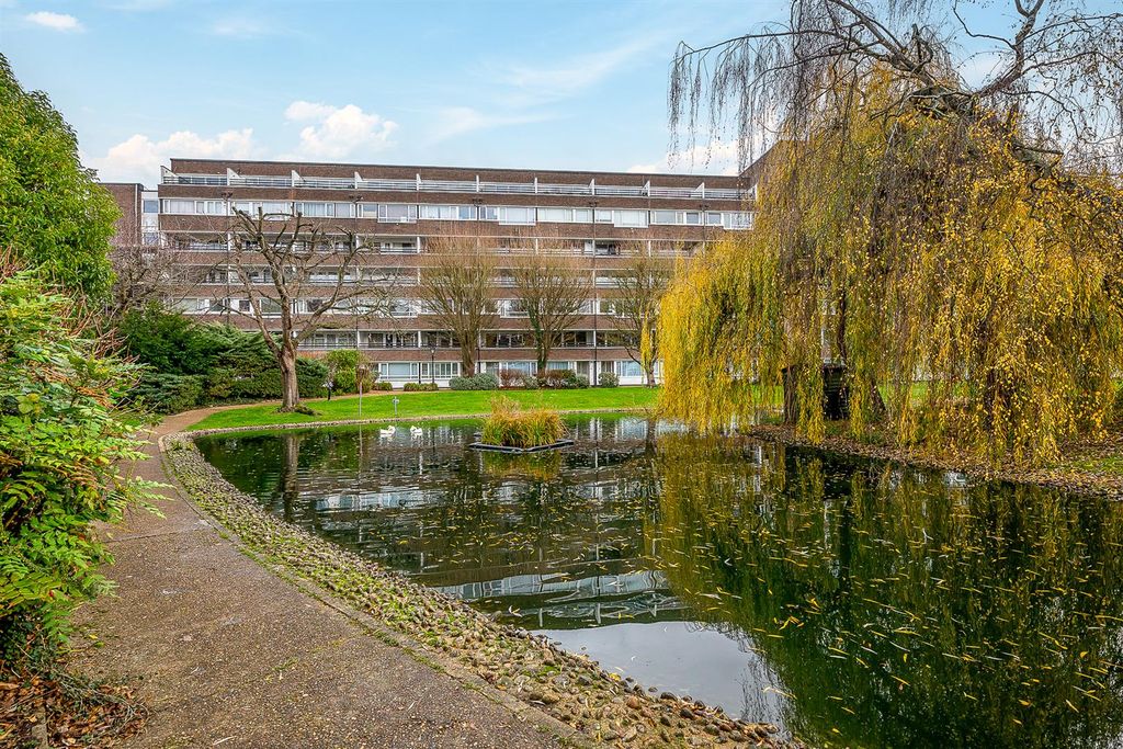 Property photo 2 of 15 Communal Garden