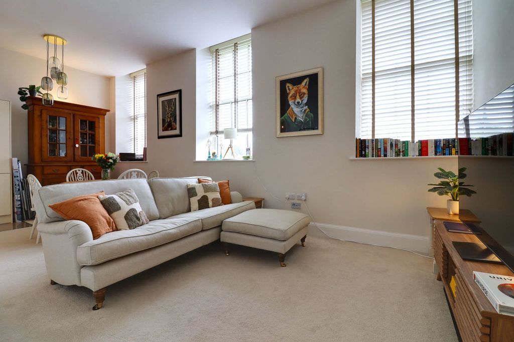 Property photo 2 of 11 Living Room