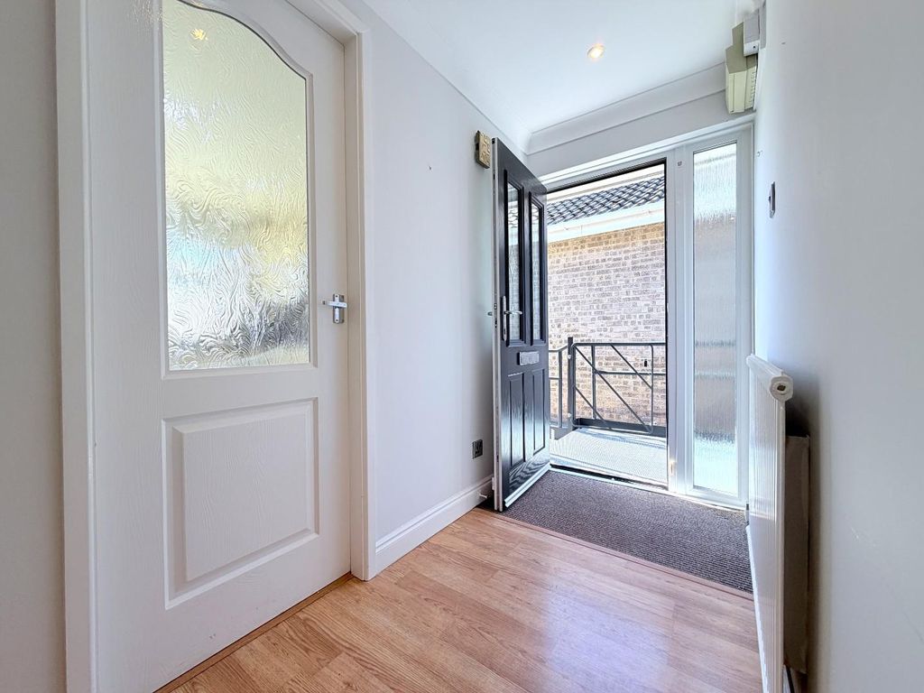 Property photo 3 of 26 Entrance Hall