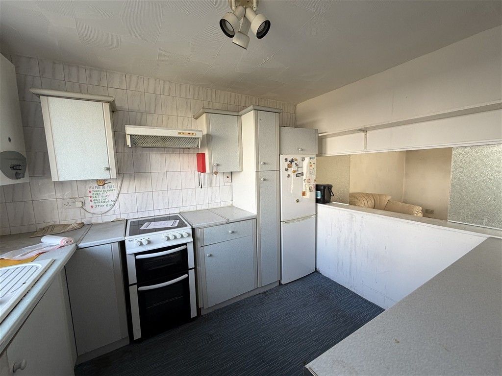 Property photo 3 of 7 Kitchen