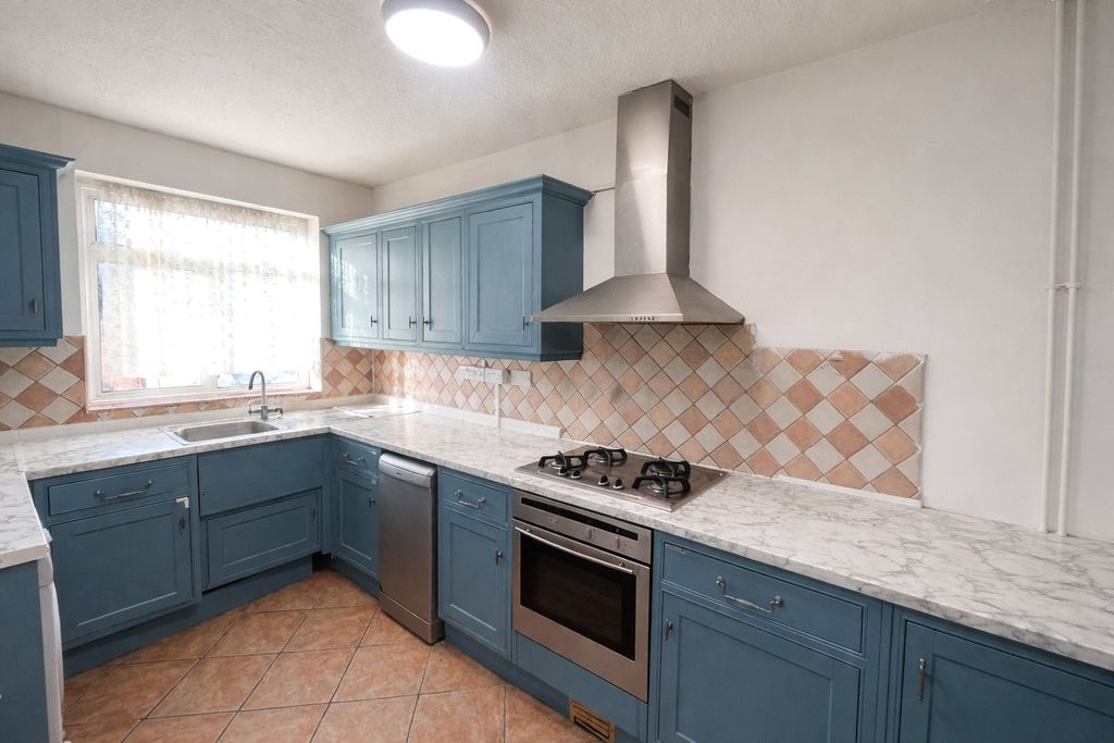 Property photo 3 of 9 Kitchen