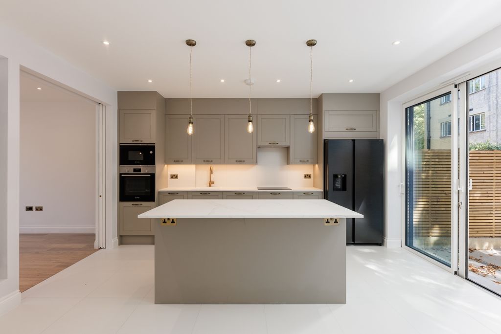 Property photo 2 of 14 Porchester Terrac...