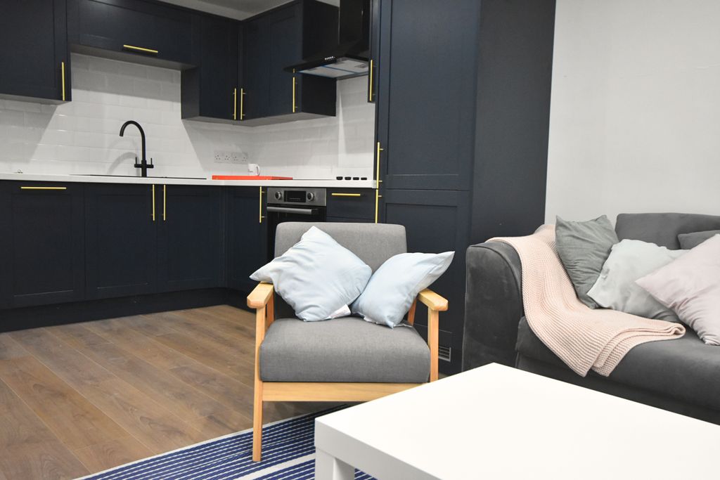 Property photo 2 of 9 Kitchen 2