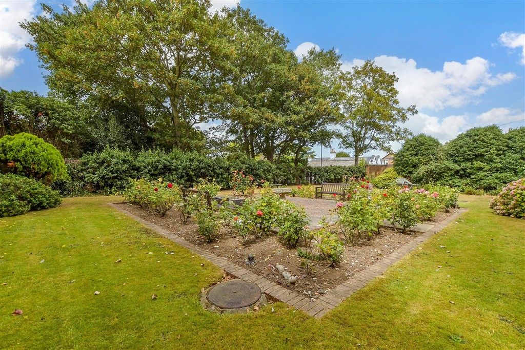 Property photo 3 of 9 Communal Gardens