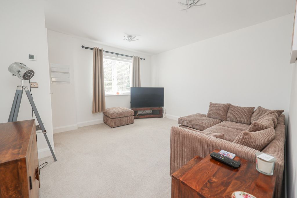 Property photo 3 of 17 4398163