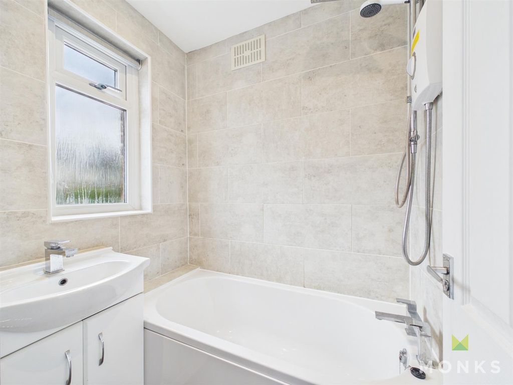 Property photo 2 of 9 Cam01520G0-Pr0390-Still006.Jpg