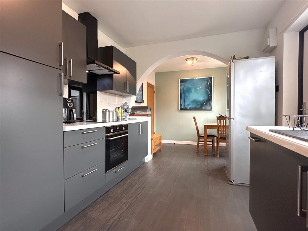 Property photo 2 of 22 Stylish Dining Kitchen 560
